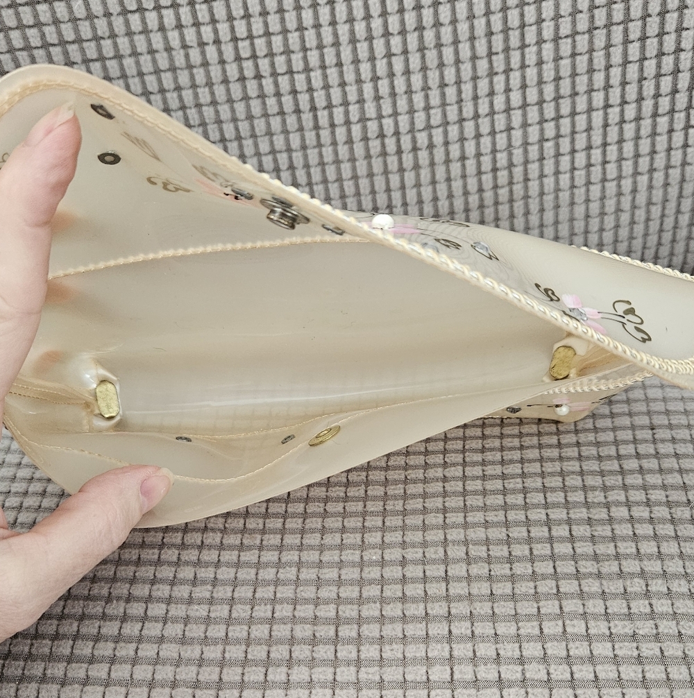 Vintage Vinyl Floral Cream Clutch - Picture 5 of 8